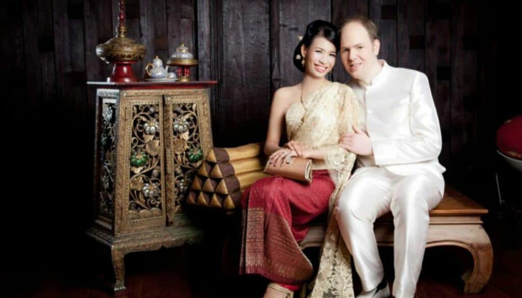 Chris found his Thai girlfriend and now wife, Saengduan